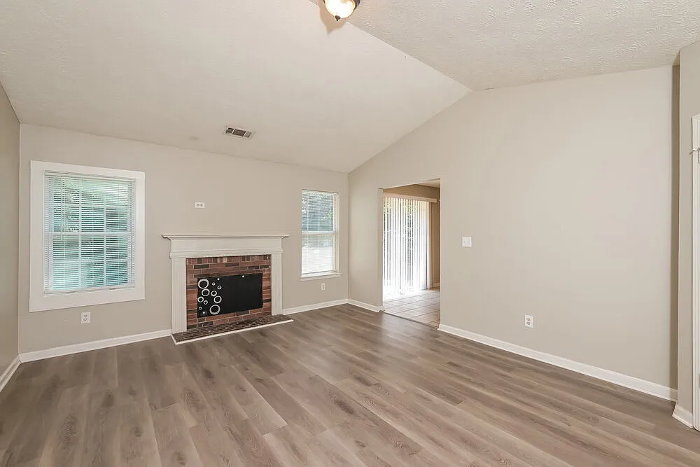 3 bed, 2.0 bath, 1230 sqft, $1,655 — Photo 3