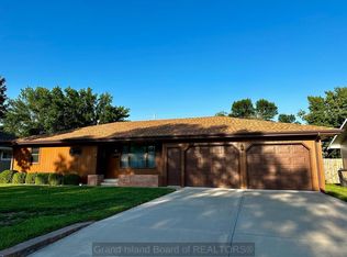 821 Sun Valley Dr, Grand Island, NE 68801
