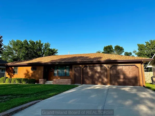 821 Sun Valley Dr, Grand Island, NE 68801