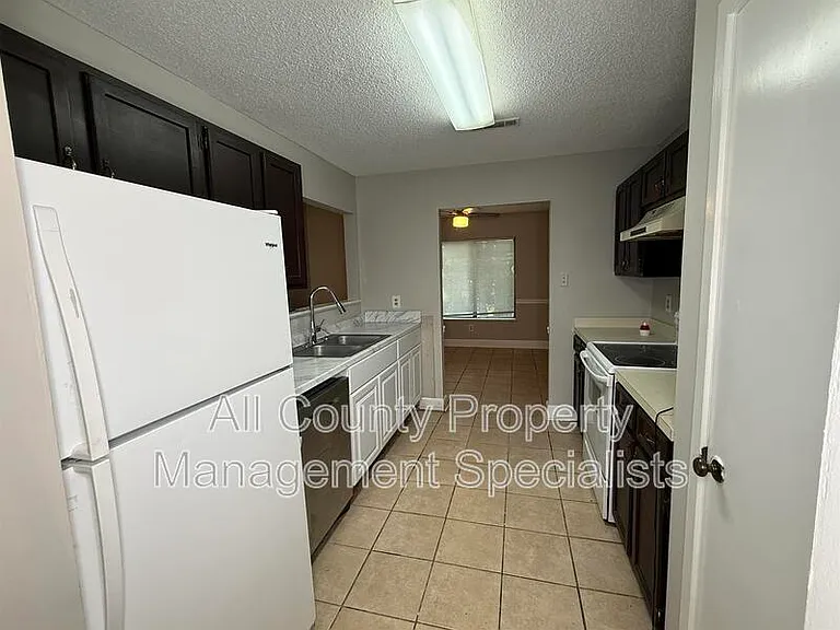 1002 Creekside Way — Photo 2