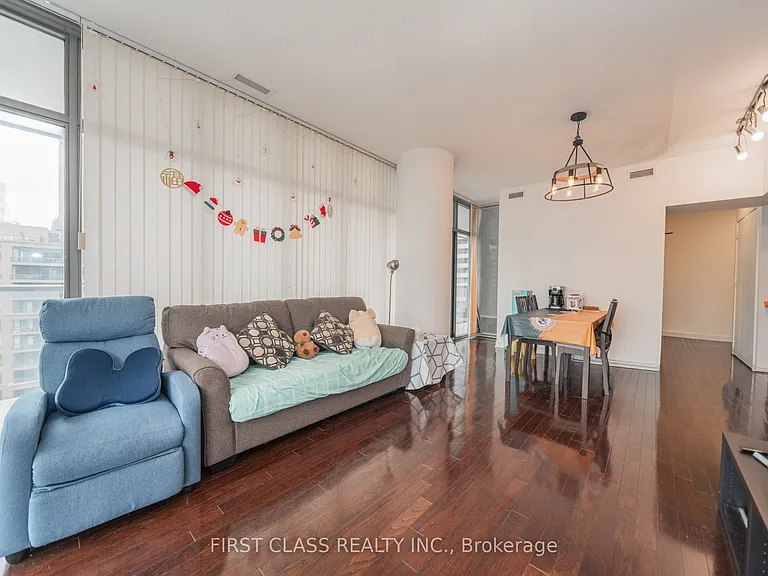33 Charles St E #1409 — Photo 8