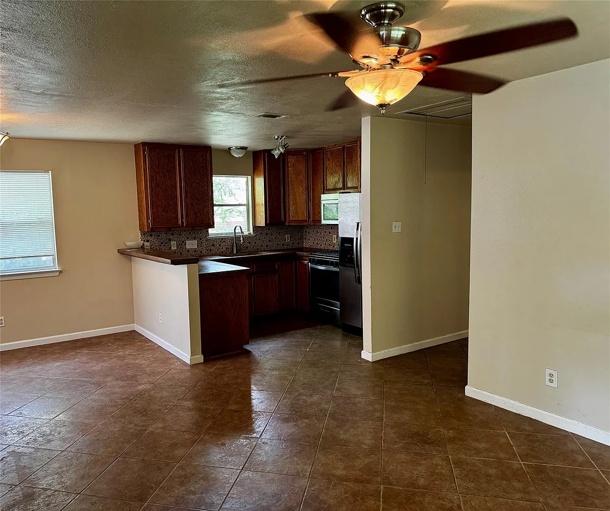 Building Photo - 8013 Lazy Ln #B