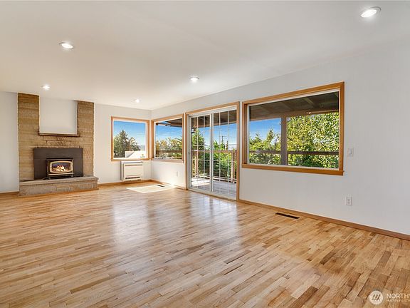 3rd image of 1127 Perry Avenue