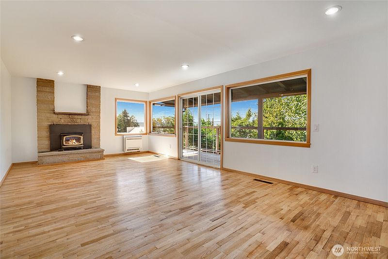 3rd image of 1127 Perry Avenue