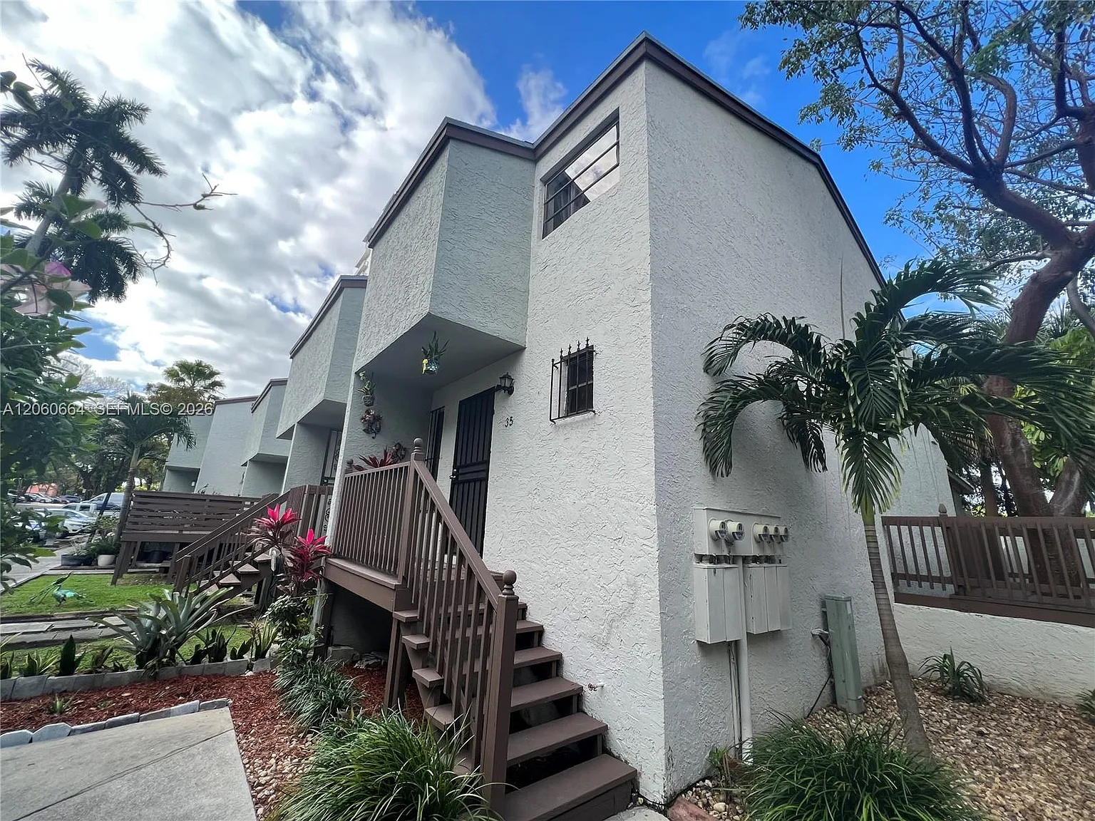 River Club Townhouse Cond — Photo 2