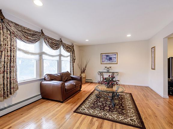 4th image of 11 Neulist Ave
