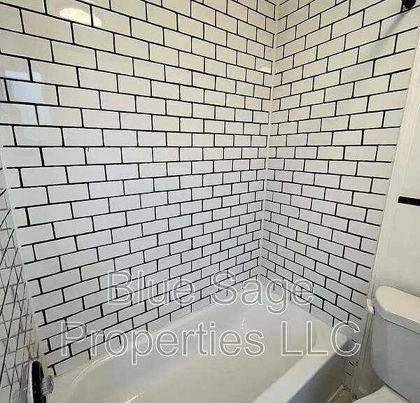 913 8th Ave — Photo 26
