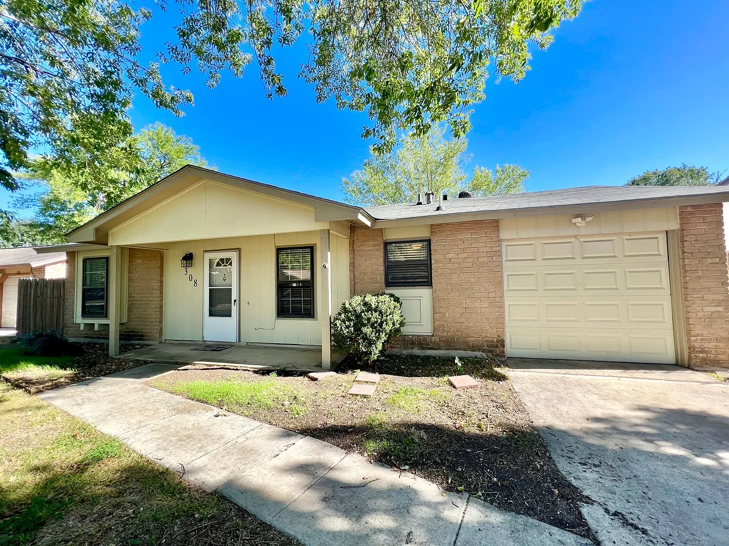 *Coming Soon* *Move In Special!* Beautiful 3-Bedroom Home With Garage & Fenced Backyard In Schertz! — Photo 2