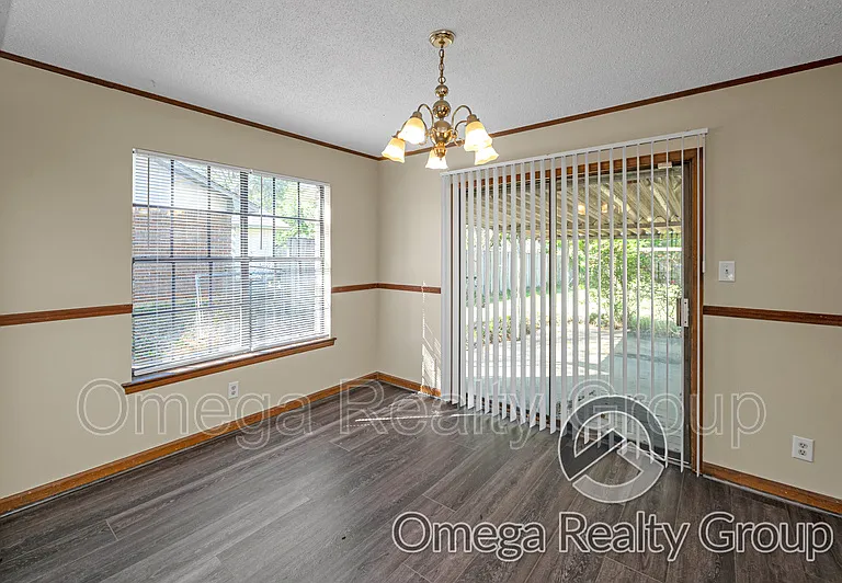 5827 Darien Dr — Photo 12