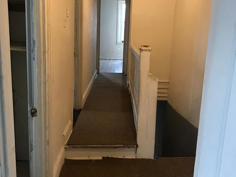 932 W 8th St — Photo 19