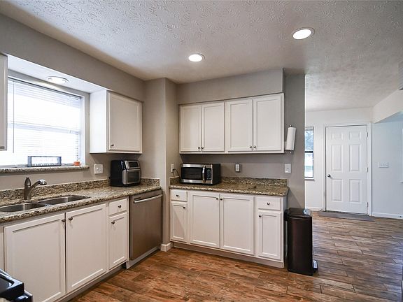 3rd image of 11222 Ashwood Dr