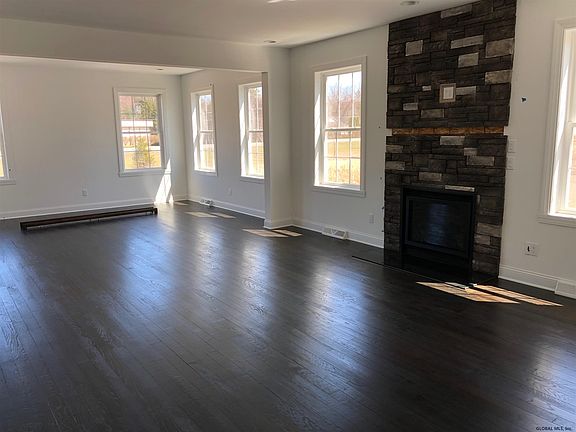 5th image of 16 Basswood Ct