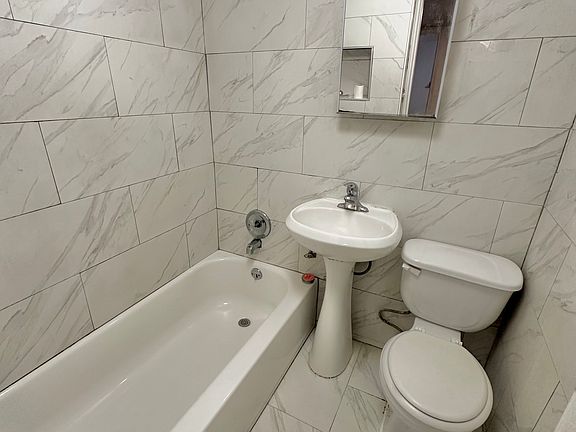5th image of 122 Loomis Ave #3
