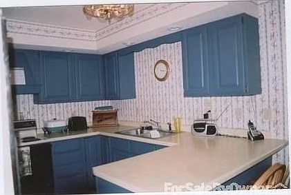 Eat-in kitchen with breakfast bar
						:
						Dishwasher, oven/stove, and fridge included!