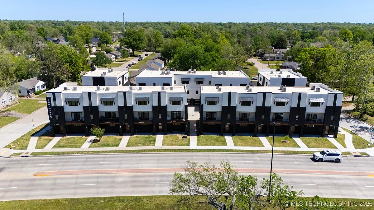 Building Photo - 3779 Riverside Dr #3779