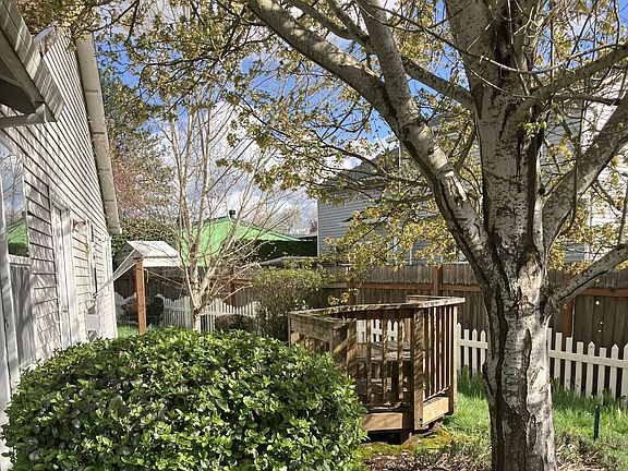 5th image of 695 Mary Dr
