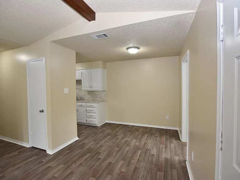 124 Carpenter Ct — Photo 11