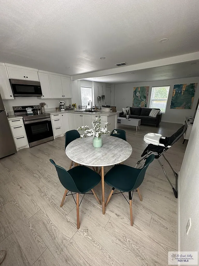 2 bed, 2.0 bath, 900 sqft, $1,950 — Photo 4
