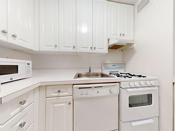 5th image of 1 Astor Pl APT 3P