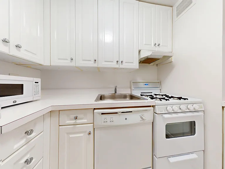 1 Astor Pl #3P — Photo 5