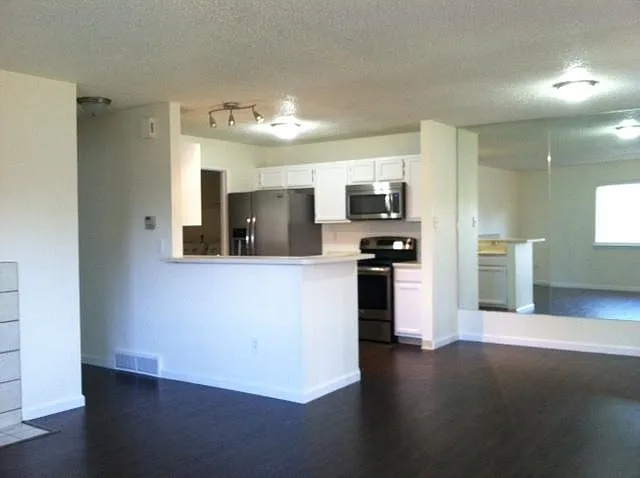 1057 Delta Dr #F — Photo 1