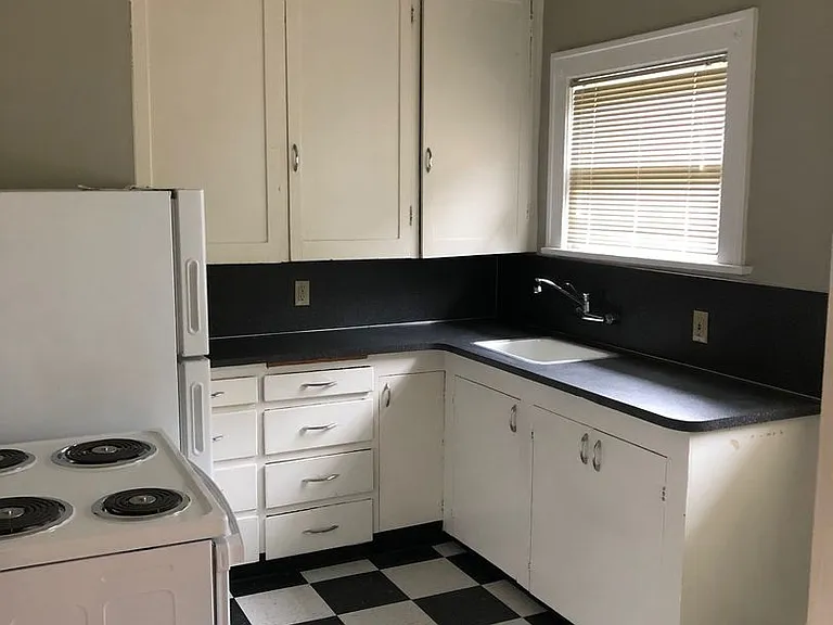 406 Summit Ave E — Photo 6