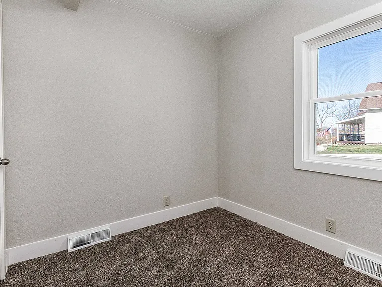 190 Beecher St — Photo 9