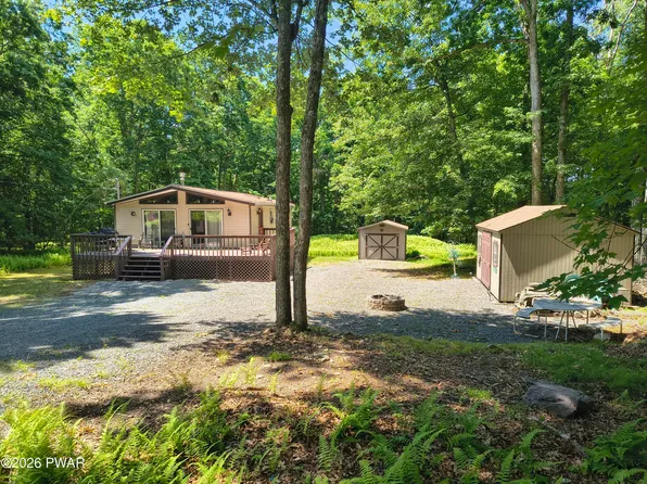 106 Pine Pl, Hawley, PA 18428