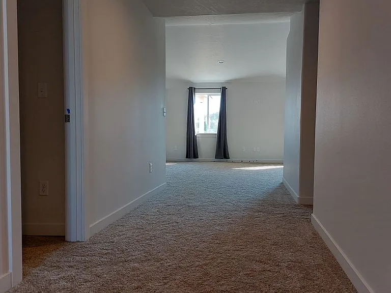 1013 Maple Dr W — Photo 16