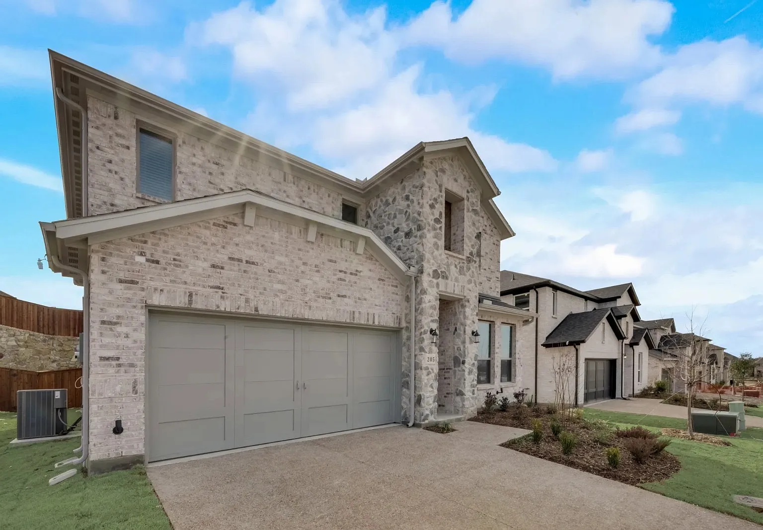 5 bed, 3038 sqft, $3,200 — Photo 2