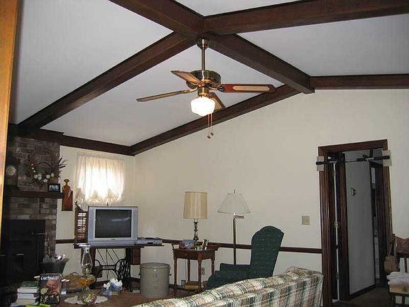 5th image of 560 Debra Dr