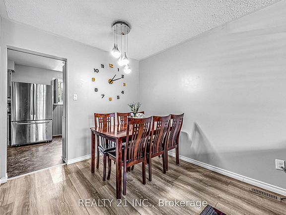 5th image of 376 Vancouver Cres