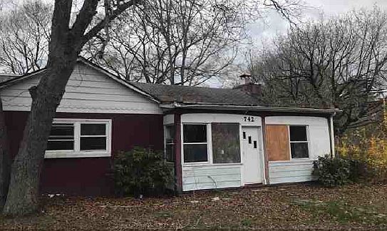 4th image of 742 Jackson Ave