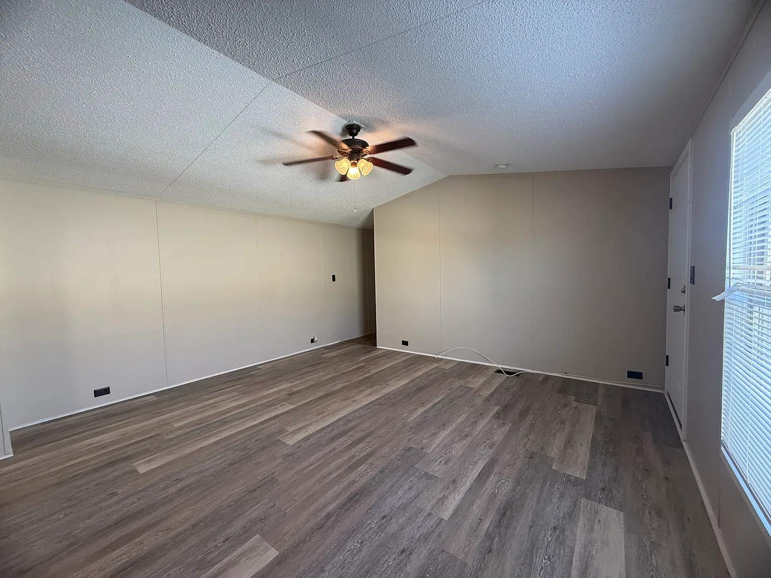 3 bed, 960 sqft, $799 — Photo 2
