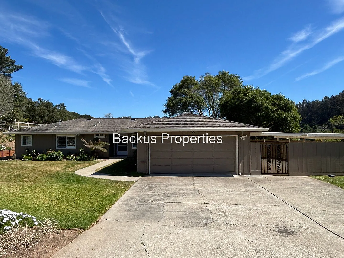 Wonderful three bedroom home on an acre lot in Royal Oaks — Photo 1