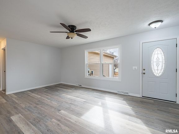 2nd image of 139 Cahokia Rd