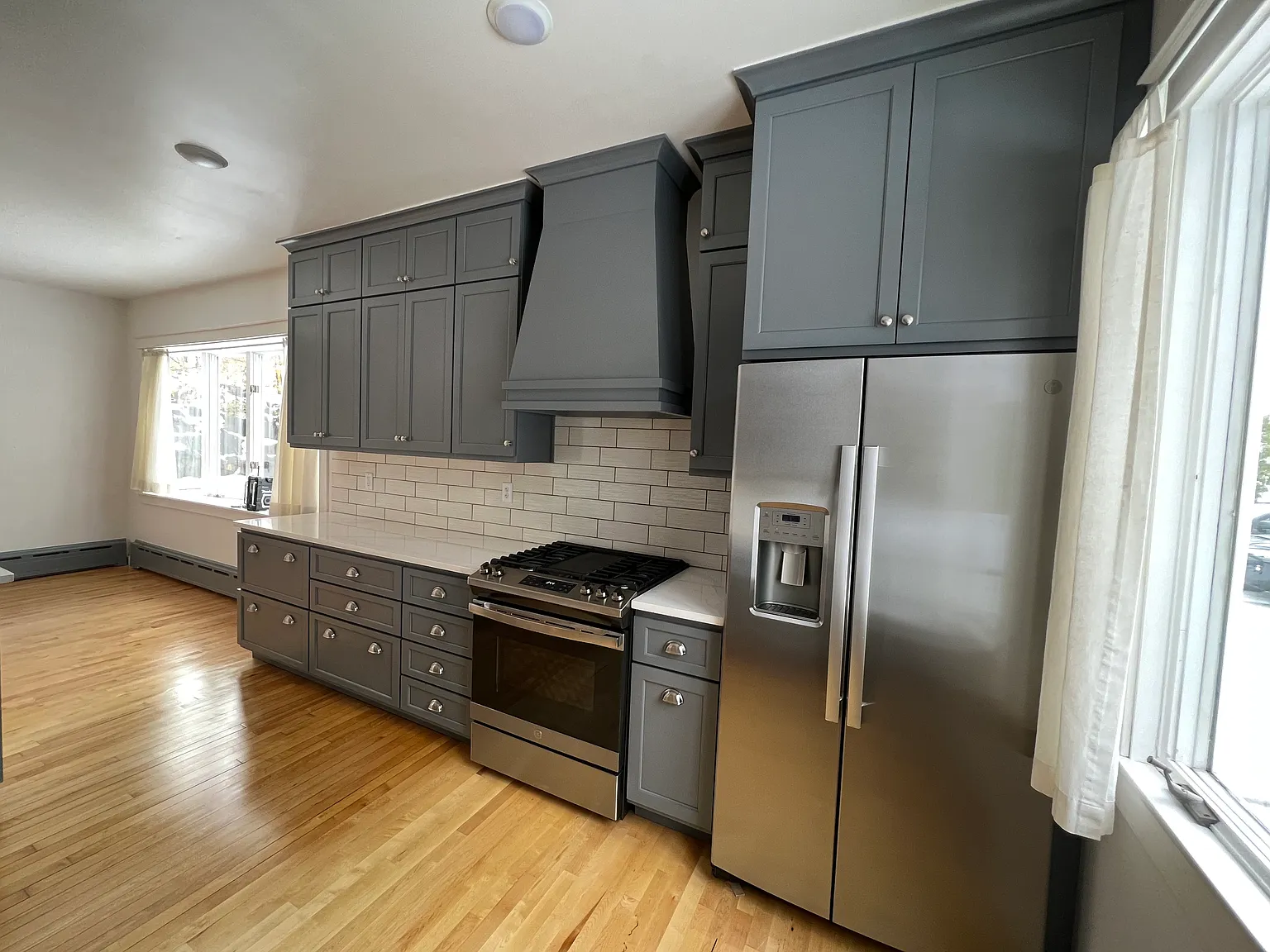 2 bed, 1000 sqft, $2,400 — Photo 2