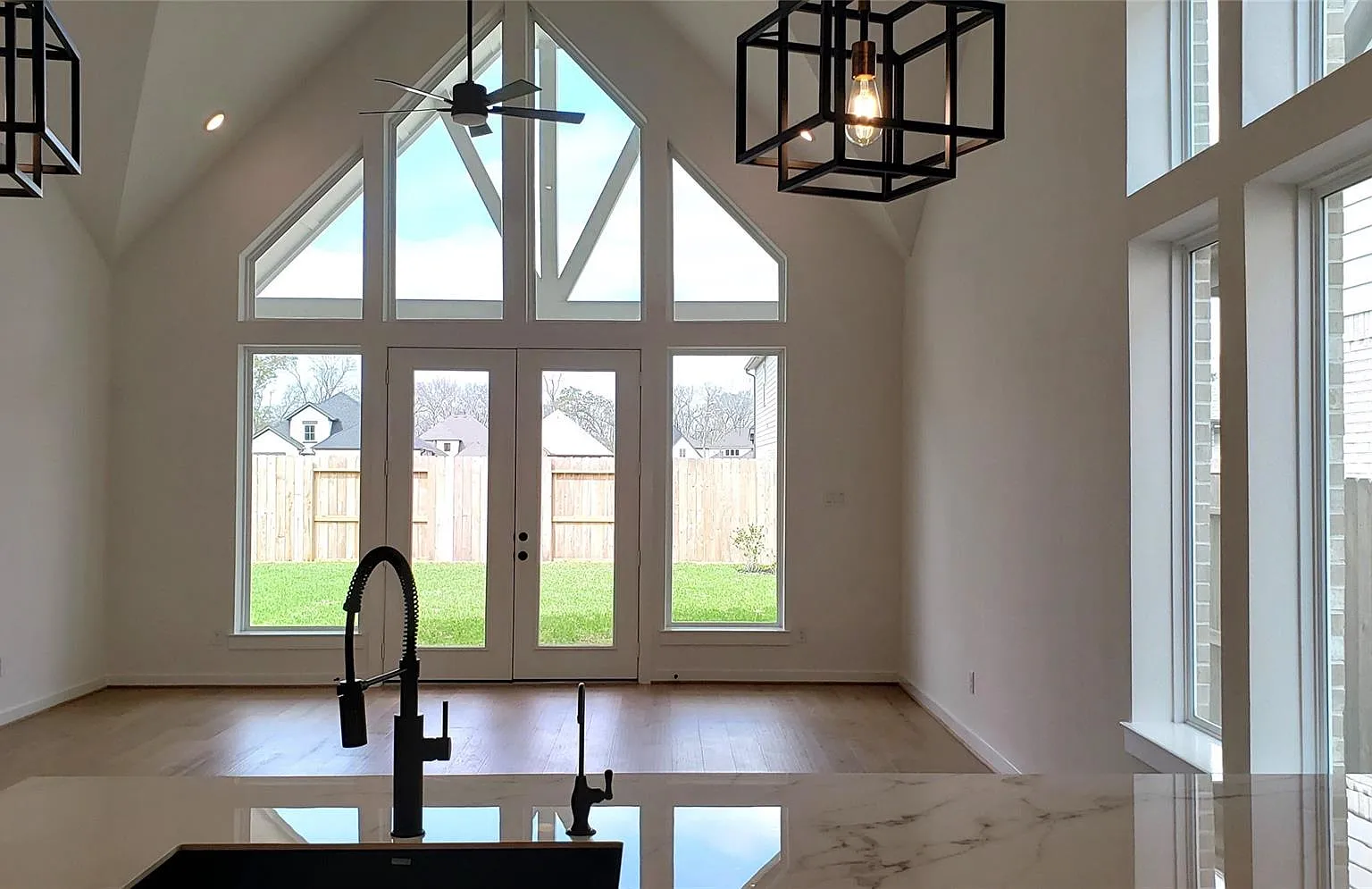 5 bed, 4.0 bath, 2650 sqft, $3,200 — Photo 2