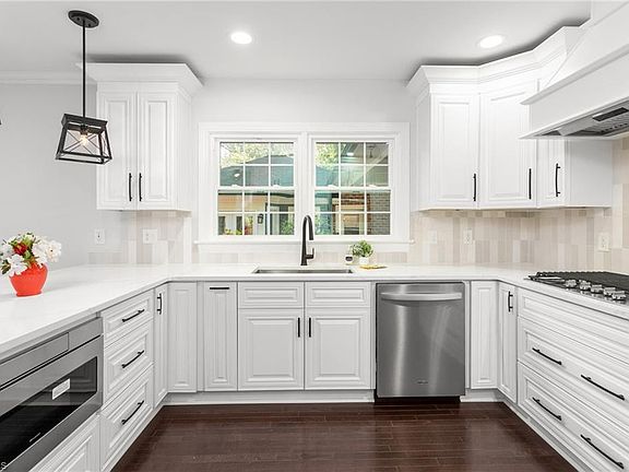 5th image of 3011 Redford Dr