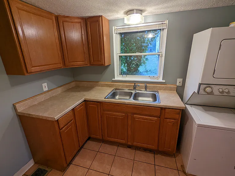 945 Vernon Dr — Photo 11