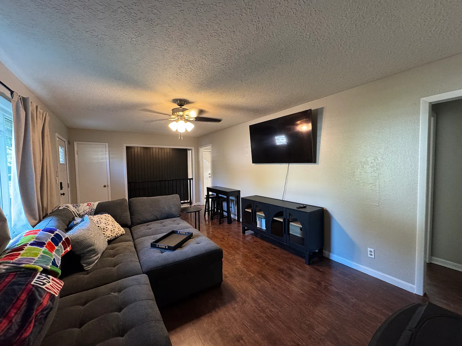 3 bed, 1022 sqft, $1,900 — Photo 3