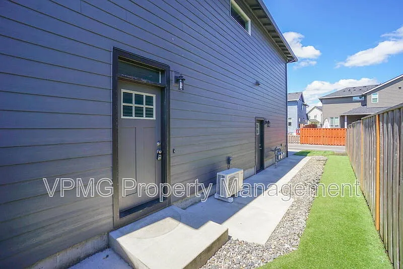 2 bed, 1.0 bath, 801 sqft, $1,995 — Photo 3