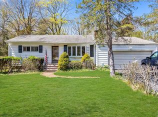 8 Sheffield Ln, Northport, NY 11768