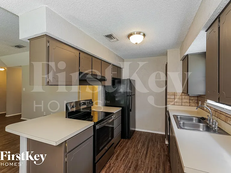 1128 Andrew St — Photo 6