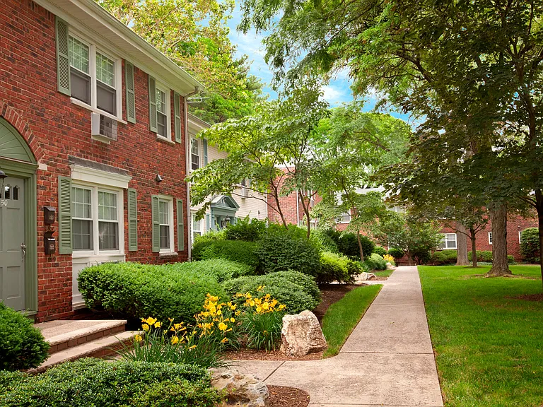 Rivercrest Apartments — Photo 14