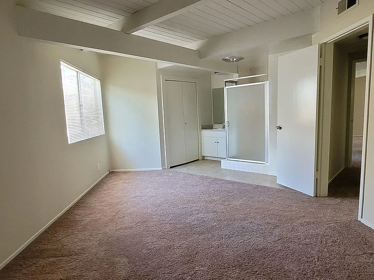 Lido Isle Apartments — Photo 14