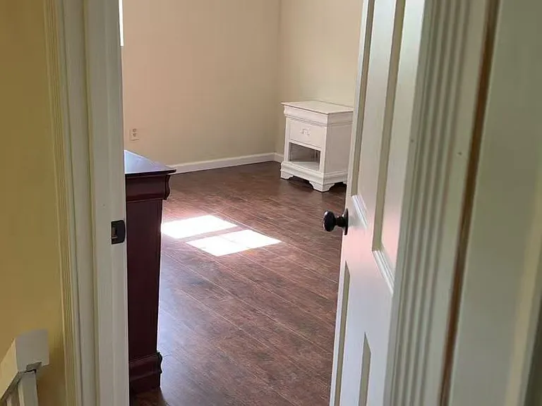 428 Mortimer Ave — Photo 10
