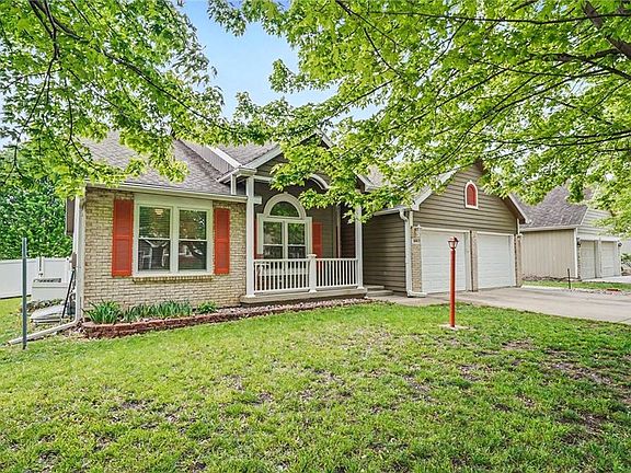 3rd image of 556 Brentwood Dr