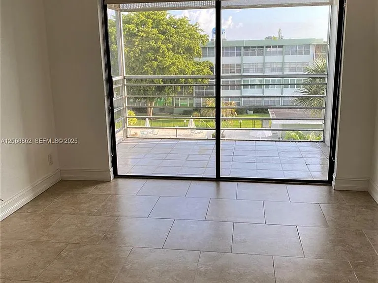 2761 Taft St #405 — Photo 11
