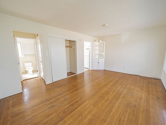 2nd image of 2526 Ivy Dr #2526B